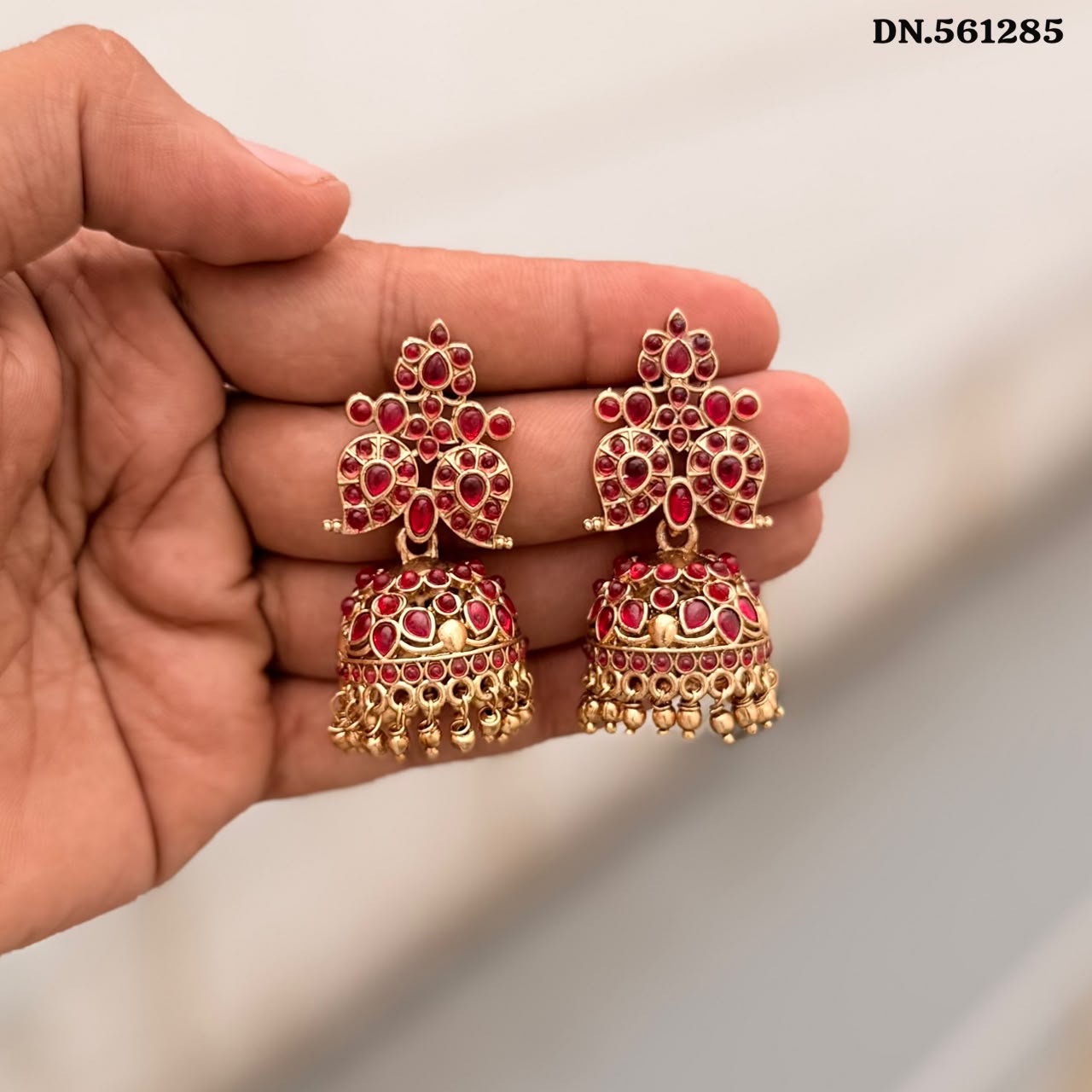 Women Gold Plated Kundan Stone Jhumka Earrings